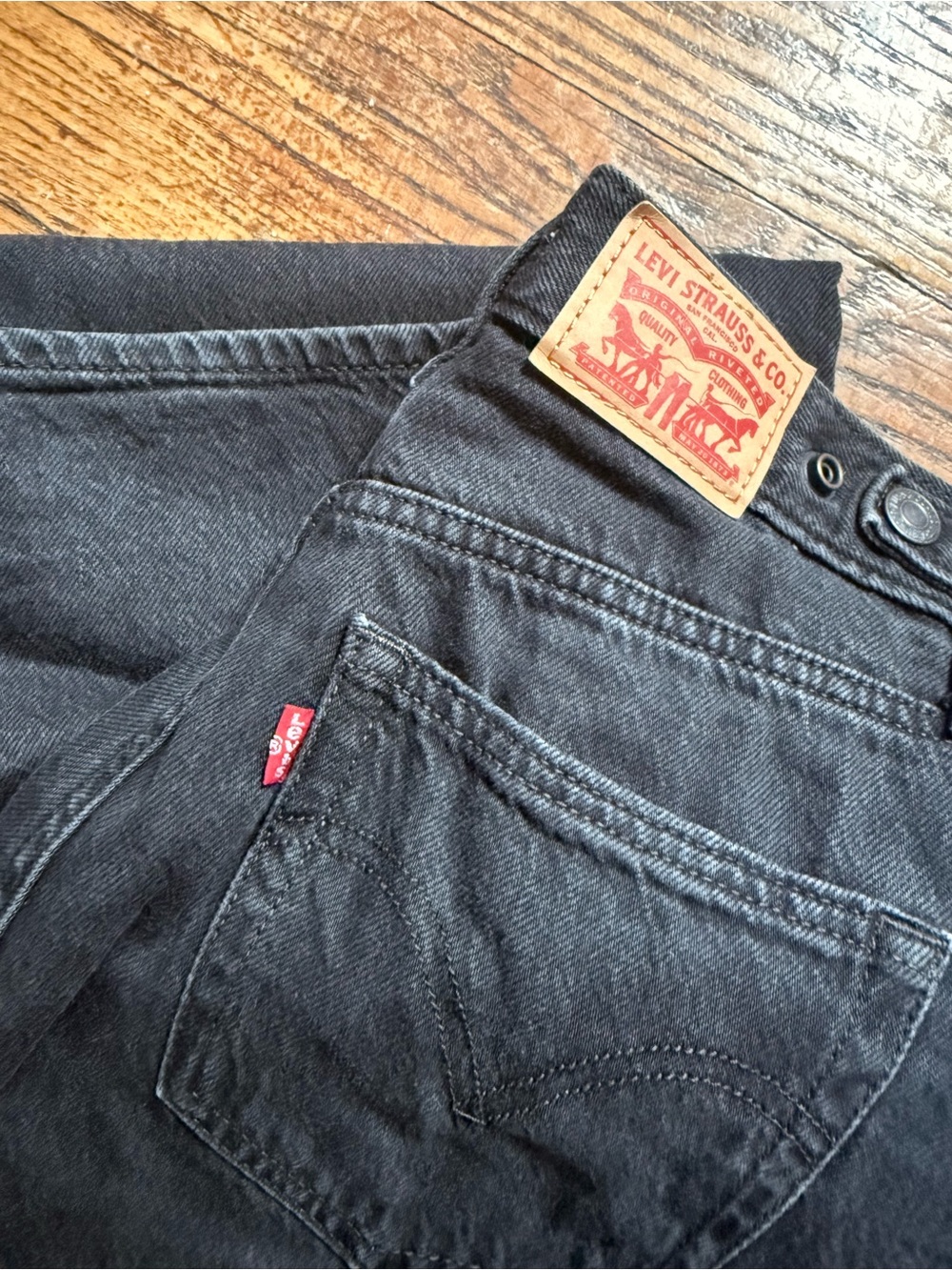 Levi's Black Cinch Baggy High-Rise Wide-Leg Jeans with Back Patch 26 x 31 - Picture 4 of 5